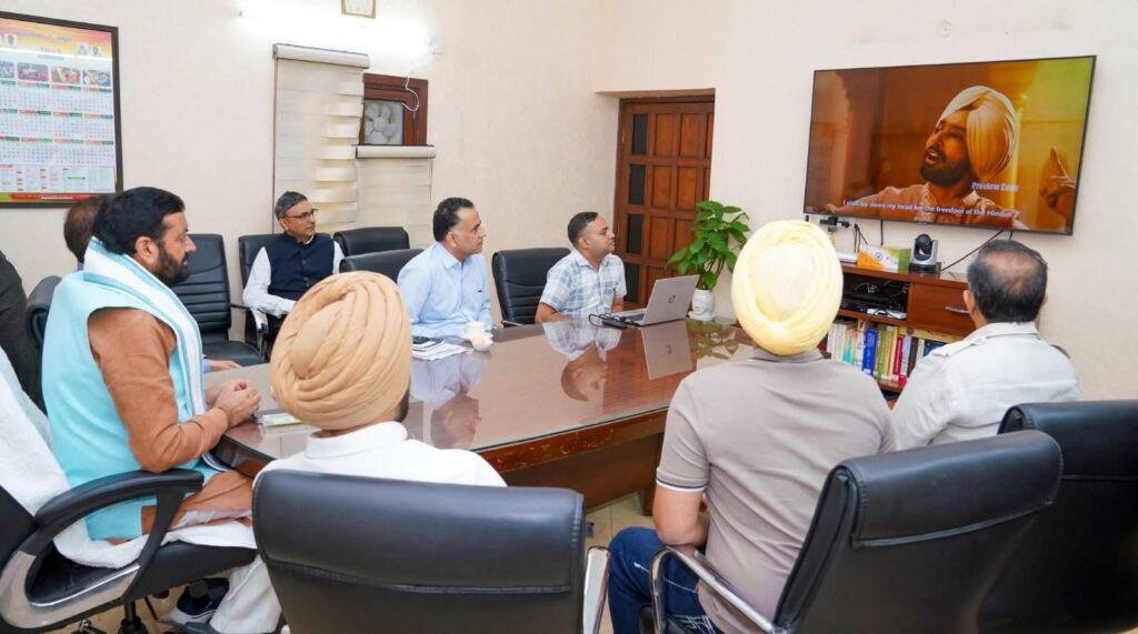 ਪ੍ਰਸਿੱਧ ਗਾਇਕ ਡਾ. ਸਤਿੰਦਰ ਸਰਤਾਜ ਨੇ ਹਰਿਆਣਾ ਦੇ ਮੁੱਖ ਮੰਤਰੀ ਨਾਲ ਕੀਤੀ ਮੁਲਾਕਾਤ, “ਹਿੰਦ ਦੀ ਚਾਦਰ” ਗੀਤ ਨੇ ਛੂਹਿਆ ਸਭ ਦਾ ਦਿਲ