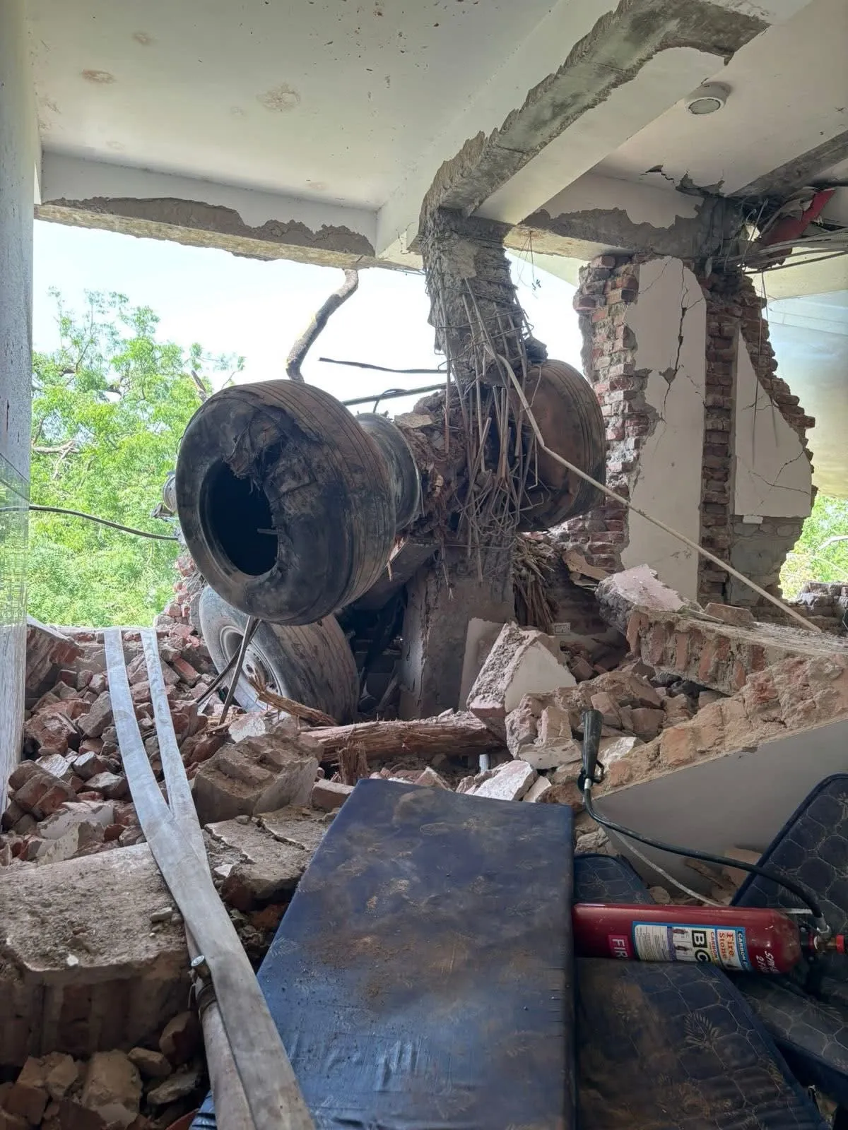 ਏਅਰ ਇੰਡੀਆ ਜਹਾਜ਼ ਹਾਦਸਾਗ੍ਰਸਤ: 265 ਲਾਸ਼ਾਂ ਹਸਪਤਾਲ ਲਿਆਂਦੀਆਂ, ਇੱਕ ਬਲੈਕ ਬਾਕਸ ਮਿਲਿਆ