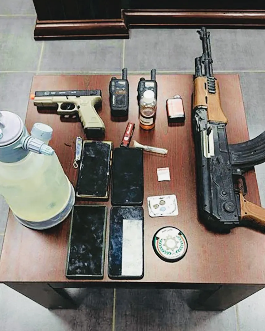 ਬੇਦੂਨ ਨਾਗਰਿਕ ਨਕਲੀ ਪੁਲਿਸੀ ਬਣ ਕੇ ਕਰ ਰਿਹਾ ਸੀ ਲੁੱਟਾਂ, ਗੱਡੀ ’ਚੋਂ ਮਿਲੇ ਹਥਿਆਰ ਤੇ ਨਸ਼ਾ – ਪੁਲਿਸ ਨੇ ਕੀਤਾ ਕਾਬੂ